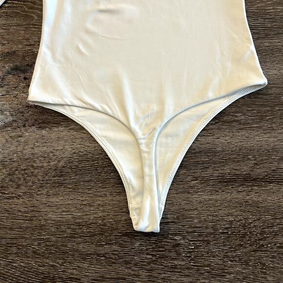 Aritzia Contour Crew Bodysuit Light Birch White Long Sleeve Size Medium M Fitted - Picture 11 of 16